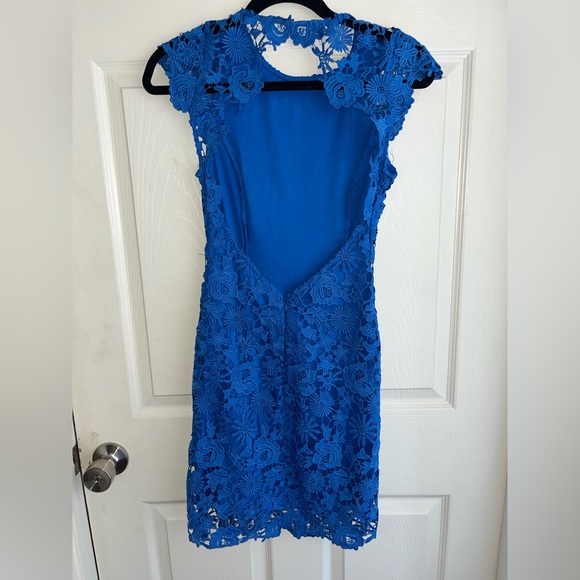 Lulu’s backless lace dress - Picture 2 of 5